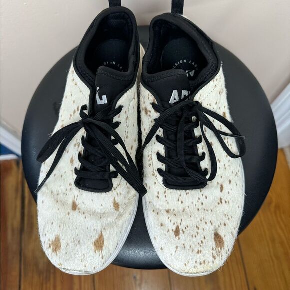 SALE! Unisex Cream APL Calf Hair Sneakers Size 8 EUC - Picture 4 of 5
